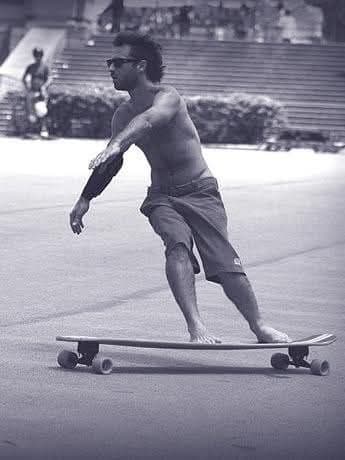 Sessão de skate em preto e branco — estilo clássico