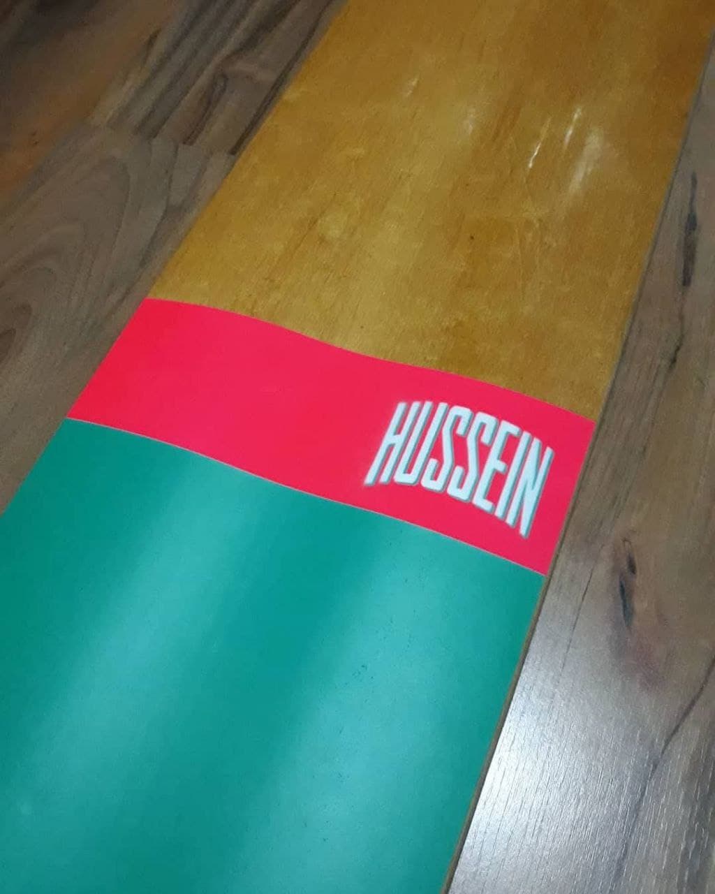 Deck teal e rosa — arte vibrante Hussein
