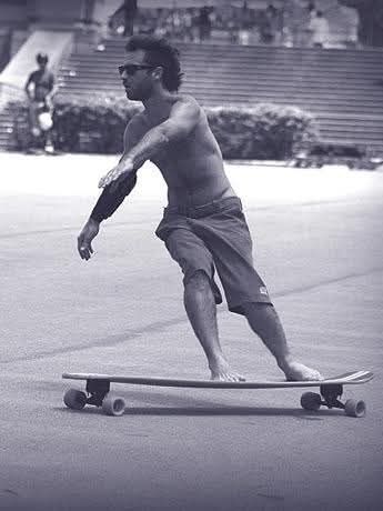 Sessão de skate em preto e branco — estilo clássico