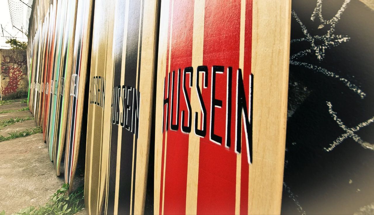 Lineup de boards Hussein — listras coloridas encostados no muro
