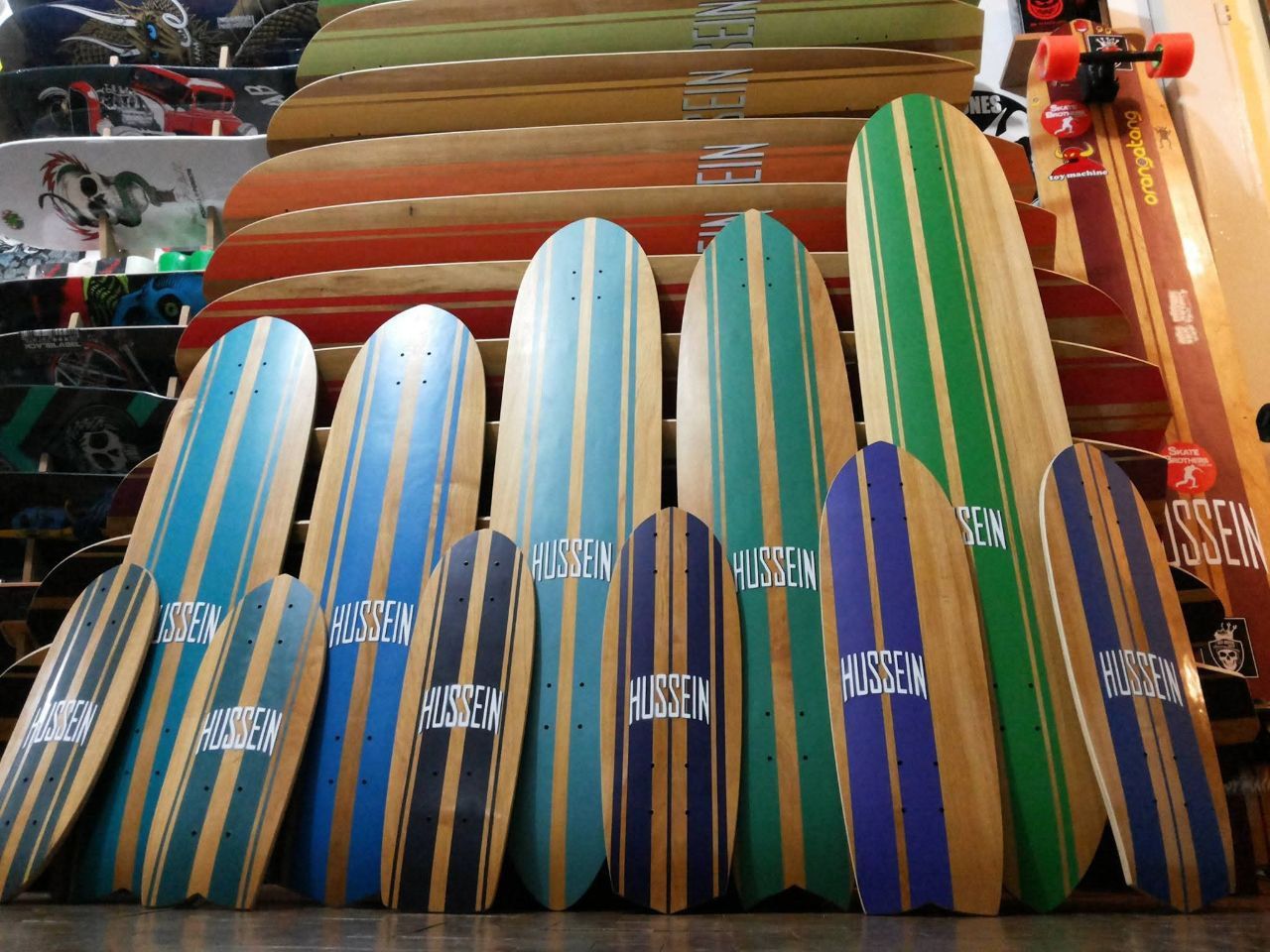 Coleção de shapes Hussein na loja — azul, verde, roxo