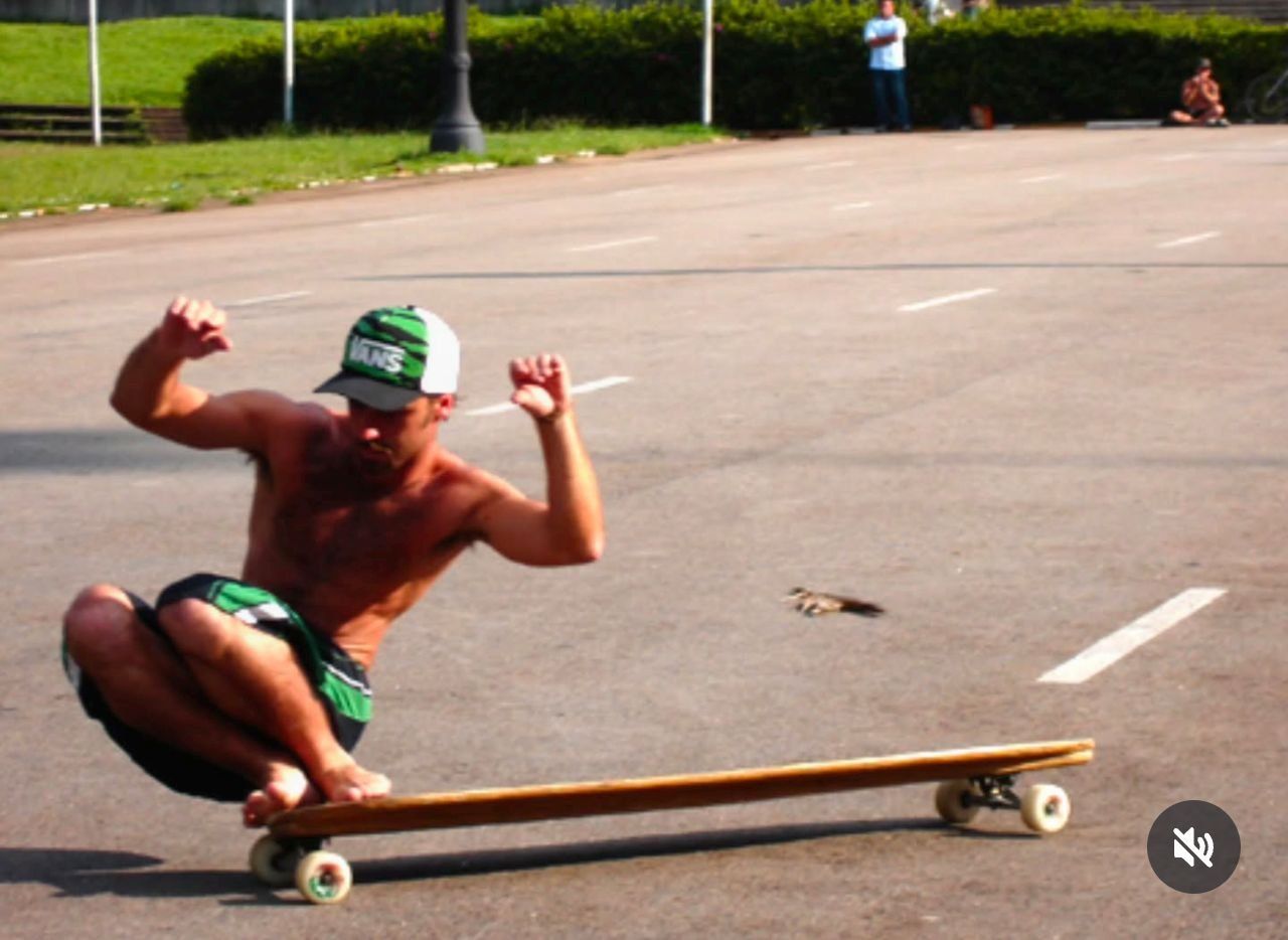 Agachado no longboard — boné Vans e estilo de rua